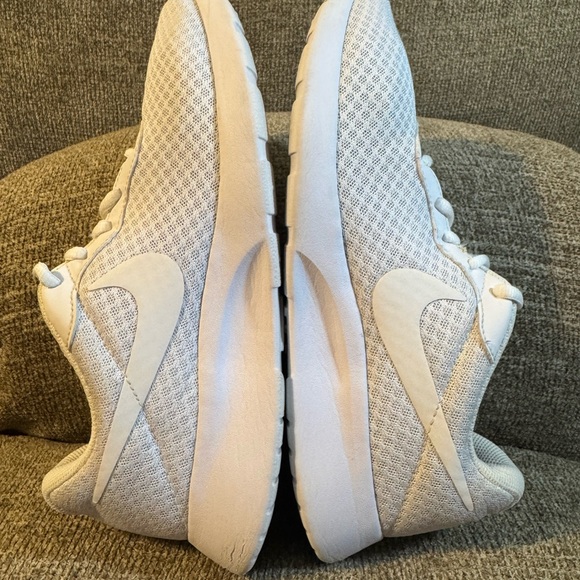 Nike Tanjun Women’s running sneaker in a white colorway Size 9 - Picture 6 of 11